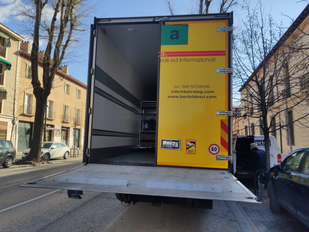 retro di un camion per trasportare bonsai